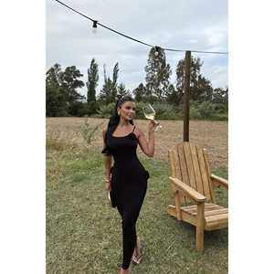 Mono de Fiesta Negro con Detalle de Encaje Intrincado en la Espalda y Elegantes Rosas - Product Image 3