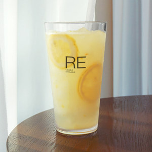 Gobelet de fête transparent Jumbo 25oz 700ml en Ecozen, idéal comme verre à boisson taille Venti et grand récipient pour l'hydratation lors de fêtes - Product Image 2
