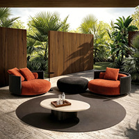 Ensemble de mobilier de terrasse moderne et minimaliste en rotin pour villa, jardin, cour, hôtel, gîte, avec canapé, table basse incurvée et chaises en métal