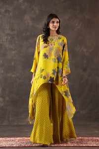 Achetez un ensemble coordonné festif indo-occidental de designer, composé d'une tunique asymétrique à imprimé floral et d'un pantalon palazzo évasé orné. - Product Image 3