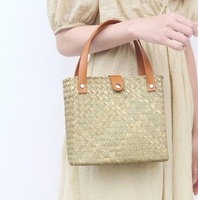 Vente en gros de sacs fourre-tout de vacances d'été mini sacs de voyage en paille tressée faits à la main pour femmes sac de plage en jonc de mer pour l'extérieur 2025