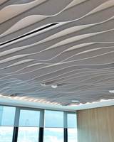 Traitement acoustique de plafond en feutre PET absorbant le son, avec déflecteurs superposés à lignes ondulées et fluides pour un rythme et un mouvement sonores