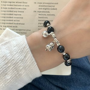 สร้อยข้อมือเงินแท้ S925 ประดับด้วยหินอาเกตสีดำ พร้อมจี้รูปกระดิ่ง เหมาะสำหรับทุกเพศทุกวัย สวมใส่ได้ทุกวัน - Product Image 2