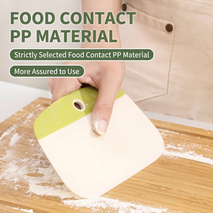 Grattoir à pâte en PP de qualité alimentaire avec échelle de mesure, coupe-pâte flexible et spatule de pâtisserie pour gâteaux, pain, pizza et fondant - Product Image 4