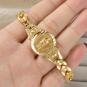 Pulseras de lujo personalizadas con textura gruesa, con medallón redondo de la Virgen María, borde de espiga, impermeables y chapadas. - Product Image 3