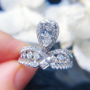 Anello Scintillante con Corona e Pavé per Donne, Elegante Gioiello da Dito alla Moda - Product Image 1