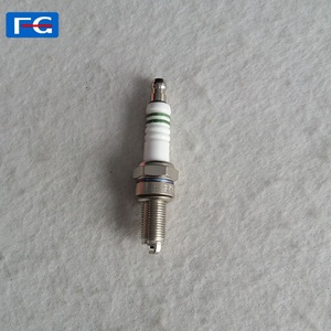 Piezas de repuesto para motor de motocicleta y accesorios bujías de motor UR3DC UR2CC bujía de motocicleta para piezas de motor de motocicleta - Product Image 1
