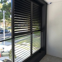 Porte coulissante extérieure à persiennes en aluminium pliables avec protection de la vie privée et ventilation, persiennes en verre à grain de bois