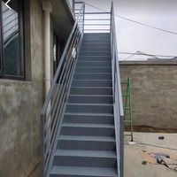 Échelle industrielle en acier galvanisé pour extérieur avec balustrades et mains courantes – Services de fabrication