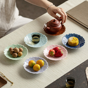 Assiette à fruits en céramique en forme de fleur, petit plat à dessert en porcelaine Lotus, style simple pour les occasions de mariage - Product Image 2