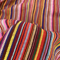 Klassischer gestreifter Jacquard-Stoff aus buntem Polyester-Baumwollgarn im ethnischen Stil für Kleidungs stücke