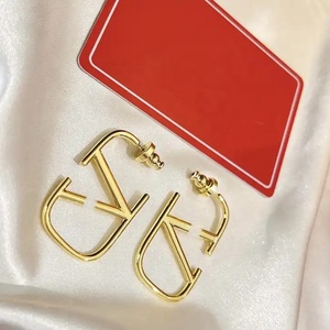 <span class=keywords><strong>Orecchini</strong></span> Grandi di Design alla Moda con Lettera V Liscia Rettangolare, Placcati in <span class=keywords><strong>Oro</strong></span> 18K, Ultima Collezione del Brand Fashion Declaration - Product Image 2