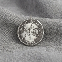 PM36891 Pendentif Collier Fait Main avec Pièce de Monnaie Équestre Elizabeth II, Bijou Plaqué Argent Antique, Breloque pour Sac et Porte-clés