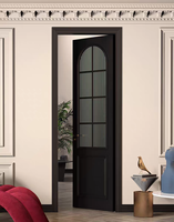 Porte en bois à charnières de style médiéval noir et blanc, porte simple battante, arc circulaire, ligne de boucle profonde, verre dépoli
