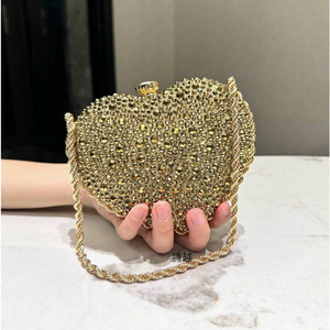 Nouvelle Collection Printemps 2026 : Sac à Main Femme Tendance en Forme de Cœur avec Chaîne et Strass, Porté Épaule ou Croisé, avec Poignée Supérieure - Product Image 3
