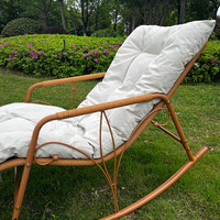 Fauteuil à bascule en rotin - Chaise de détente durable et écologique pour patio extérieur et salon avec coussins pour balcon