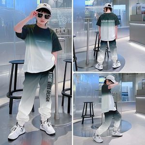 Completo Sportivo Estivo per Ragazzi: Set Alla Moda in Poliestere con Stampa Lettere/Sfumature - Outfit Elegante per Ragazzi Più Grandi - Product Image 5