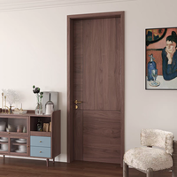 Porte en bois moderne à charnières avec insert en verre circulaire aux couleurs contrastées, porte intérieure plate en bois.