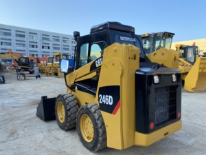 Chargeuse compacte multifonctionnelle Caterpillar 246D d'occasion en bon état, petite chargeuse flexible pour travaux agricoles et défrichement de chantier - Product Image 2