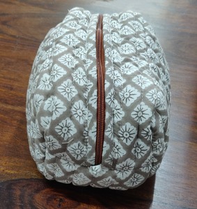 100% Cotton Filling Quilted Cotton Cosmetic Bag Zipper <b>Makeup</b> Pouch Floral Pattern Travel Toiletry <b>Case</b> Customized - Product Image 5