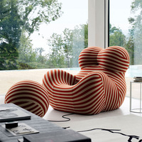 Fauteuil lounge moderne et créatif à rayures avec un design incurvé unique pour la décoration du salon ou du studio