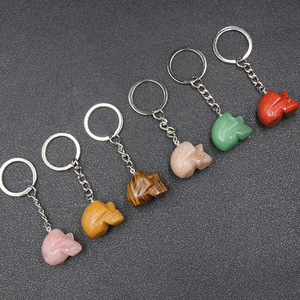 Llavero tallado de cuarzo rosa Natural de 1 pulgada, cristales curativos, piedras preciosas, Calaveras, llavero con cabeza - Product Image 2