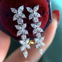 Anting-anting liontin pengantin wanita desain chandelier panjang dengan kristal zirkonia buatan tangan Huitan, model bunga menjuntai.