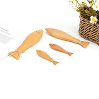 Ornement de bureau en bois massif en forme de poisson avec pendentif poignée de porte en bois de hêtre usiné CNC pour pièces en bois