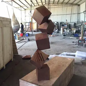 Geoxideerde Afwerking Geometrische Clusters Metalen Kunst Grote Verroeste Kubusdecoratie Corten Tuin Cubestack Sculptuur