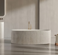 Baignoire autoportante de luxe en pierre artificielle à motif cannelé, beige mat, design ergonomique, pour une immersion moderne dans la salle de bain