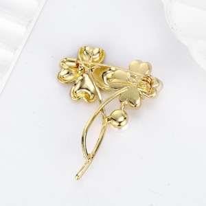 เข็มกลัดรูปใบโคลเวอร์สี่แฉก ชุบทอง ประดับด้วยหิน สำหรับงานแต่งงาน งานหมั้น ของขวัญสำหรับทุกเพศ - Product Image 4