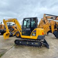 Mini-excavatrice sur chenilles Komatsu PC56 d'occasion, 5,5 tonnes, avec godet hydraulique et lame bouteuse, faible nombre d'heures de fonctionnement, directement de l'usine.