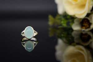 Elegante Anillo Ovalado de Plata de Ley 925 Hecho a Mano con Calcedonia Aqua, Engaste de Bisel, Banda Dividida, Joyería de Diseño para Mujer - Product Image 3