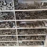 Profils en aluminium d'usine de source Profils carrés en alliage de la série 1000-6000 pour la décoration de bâtiment de fenêtre de porte T3-T8 l'humeur