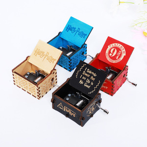 <span class=keywords><strong>La</strong></span> Doyee BTS Mini Boîte à Musique de Noël à Manivelle en Bois, Durée Sonore 120 Secondes, Design Chat - Product Image 1