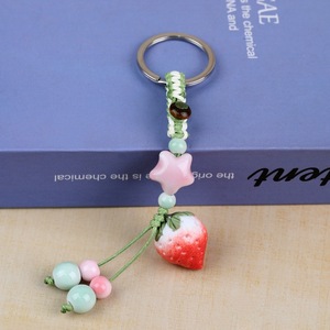 Porte-clés en céramique fait main en forme de fraise pour femme, mignon, en porcelaine pastel, avec breloque étoile et fleur, cordon tressé, cadeau esthétique - Product Image 3