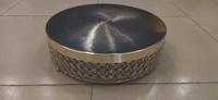 Support à gâteau de mariage en fer à trois niveaux avec cadre doré et perles de cristal, design contemporain pour la décoration de fêtes et d'événements