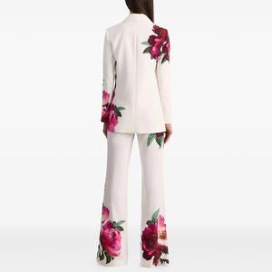 Ensemble deux pièces blazer et <span class=keywords><strong>pantalon</strong></span> large à imprimé floral <span class=keywords><strong>blanc</strong></span>, idéal pour les occasions formelles et les soirées, vente en gros OEM pour femmes - Product Image 3