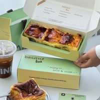 Sac de shopping en papier cartonné personnalisé, recyclable, de qualité alimentaire, avec poignée en ruban pour l'emballage de cadeaux de détail
