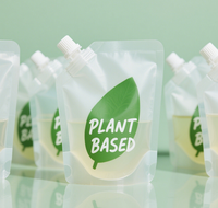 Emballage de boisson liquide transparent imprimé personnalisé sac de pochette à bec en plastique de qualité alimentaire pour l'alcool sont pliables