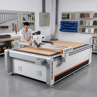 Cutter numérique à lame oscillante pour la production d'emballages en papier, la fabrication d'échantillons de boîtes en carton et le travail du carton ondulé