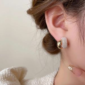 Nouvelles Boucles d'Oreilles Clous en Métal Arc de Perle, Style Rétro Français Tendance, Luxe Léger et Élégant, Plaqué Or, Idéales pour les Fêtes - Product Image 4