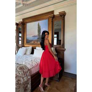 Mini robe de mariée rouge avec détails sur les fenêtres - Product Image 1