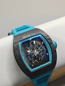 Reloj deportivo universal de acero inoxidable y fibra de carbono de diseño de alta gama para hombre y mujer, con un toque moderno y logotipo personalizado. - Product Image 5