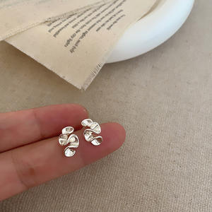 Pendientes de Flores Crema con Pliegues Mini Elegantes y Modernos, Pendientes de Moda de Lujo Ligero y Versátiles - Product Image 4