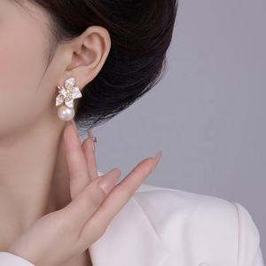 Boucles d'oreilles clous en perles de style Hong Kong plaquées or luxueuses, coupe princesse, motif floral élégant, accessoire haut de gamme - Product Image 5