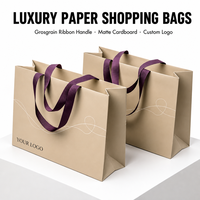 Sac shopping en papier mat beige de luxe avec logo personnalisé et poignée en ruban gros-grain violet pour l'emballage de cadeaux de vêtements de boutique