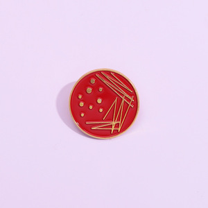 Al por mayor: Pines de metal de dibujos animados, creativos, bonitos, geométricos, redondos, con símbolo de constelación, tipo broche/emblema, de esmalte rojo, para decoración de ropa - Product Image 2