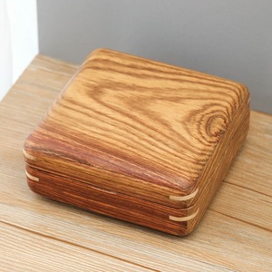 Caja de almacenamiento de joyas de madera maciza para collares, anillos, pulseras, brazaletes, joyería portátil vintage pequeña de madera maciza con tapa abatible. - Product Image 1