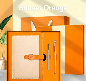 Set de Regalo de Cuaderno y Bolígrafo Naranja con Cubierta de Hebilla Redonda para Marca Corporativa y Pedidos al por Mayor - Product Image 1